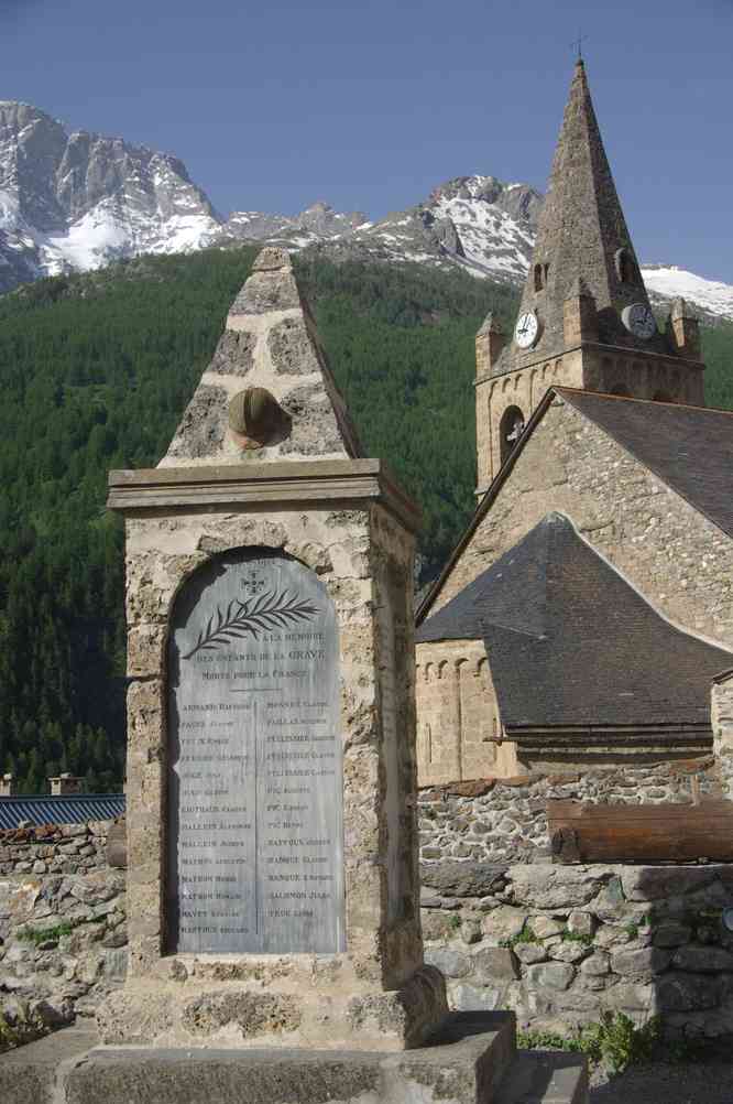 Le monument aux morts et l’église de la Grave. Le lundi 9 juin 2014