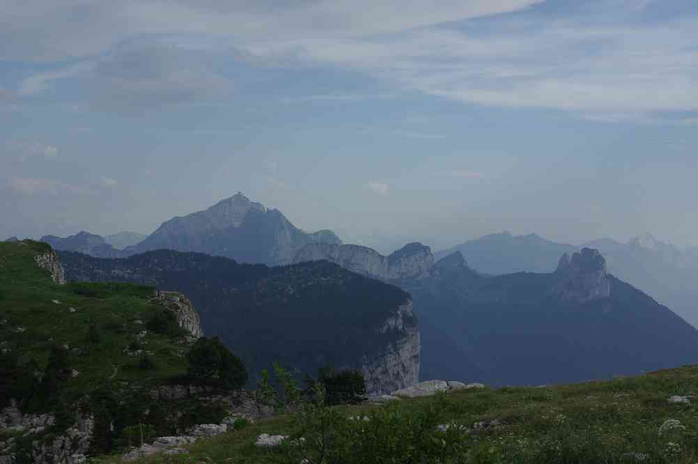 Regardez bien à gauche on voit le mont Blanc !. Le mercredi 14 juillet 2010