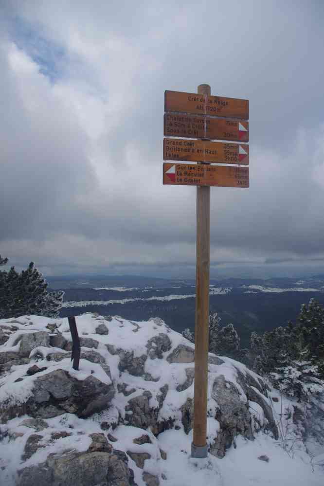 Le Crêt de la Neige, point culminant du Jura. 1720 m sur la pancarte mais seulement 1718 sur la carte IGN, donc moins haut que le Reculet !. Le dimanche 5 mai 2019