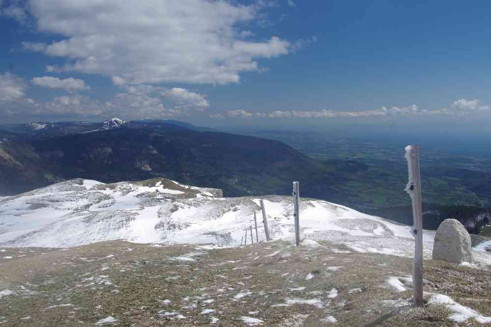 Depuis le Colomby de Gex (1688 m). À droite le lac Léman, au fond la Dôle (1677 m) puis le mont Tendre (1678 m), deux sommets du Jura suisse. Le lundi 6 mai 2019