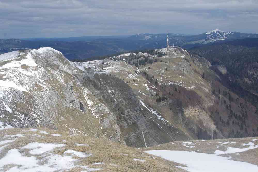 Le Montrond (à gauche), le Petit Montrond (avec l’antenne) puis au fond la Dôle. Le lundi 6 mai 2019
