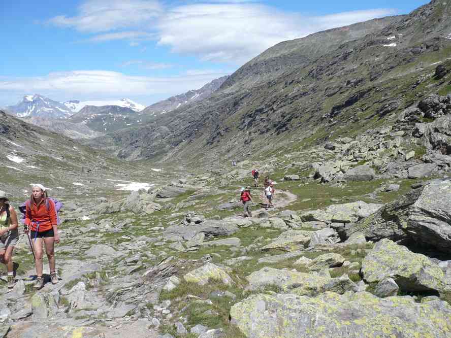 Affluence touristique dans le vallon de Savine (avec au fond la dent Parrachée et le glacier de la Vanoise). Le dimanche 12 juillet 2009