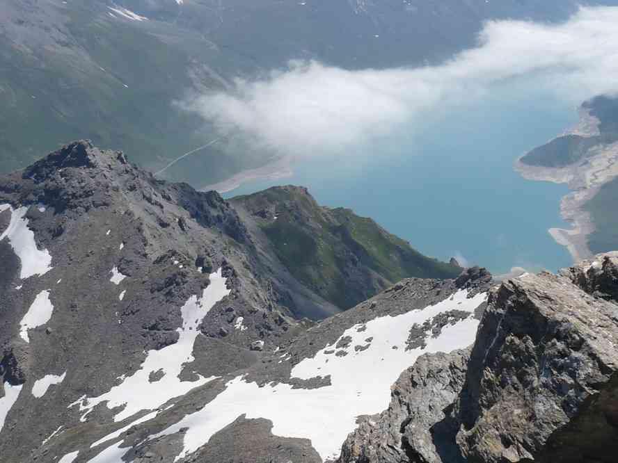 Plongée vers le lac du Mont-Cenis, depuis le signal du petit Mont-Cenis (3162 m). Le lundi 13 juillet 2009