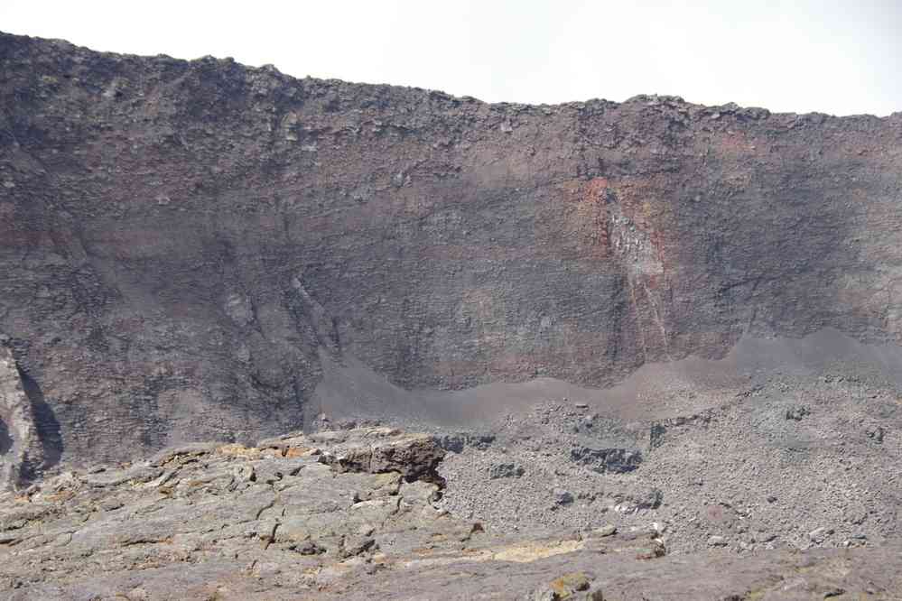Le cratère Dolomieu effondré. Le jeudi 7 mai 2015