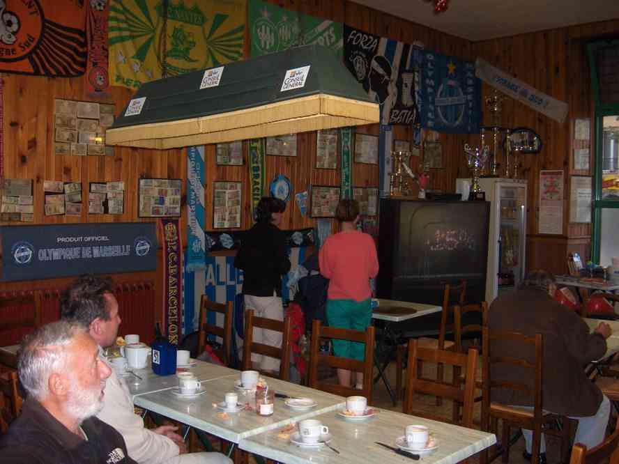 Petit déjeuner au bar de l’Oustaou à Signes. Le samedi 3 novembre 2007