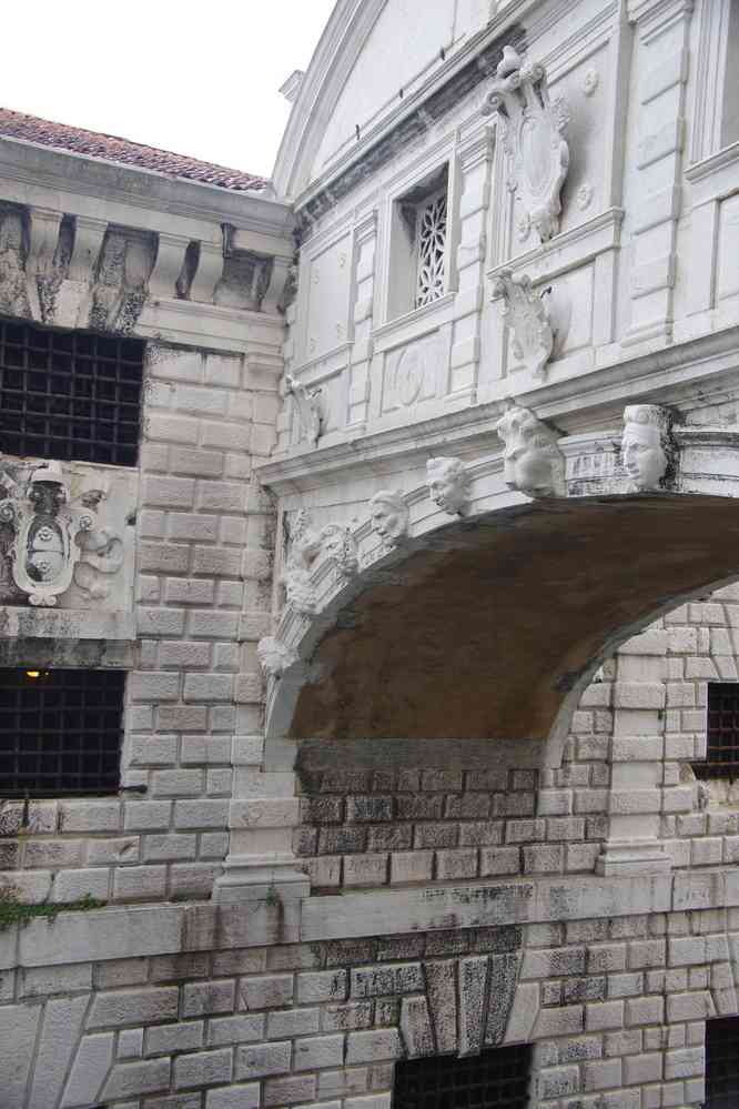 Le pont des Soupirs vu depuis le palais des Doges. Le samedi 29 août 2015