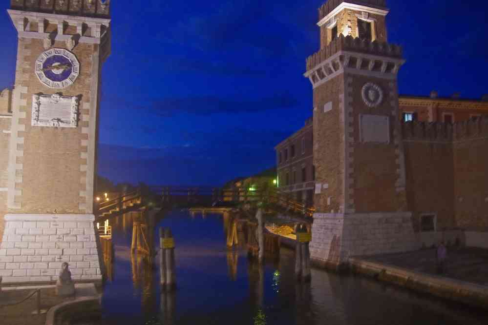 L’arsenal de Venise à la nuit tombante. Le samedi 5 septembre 2015