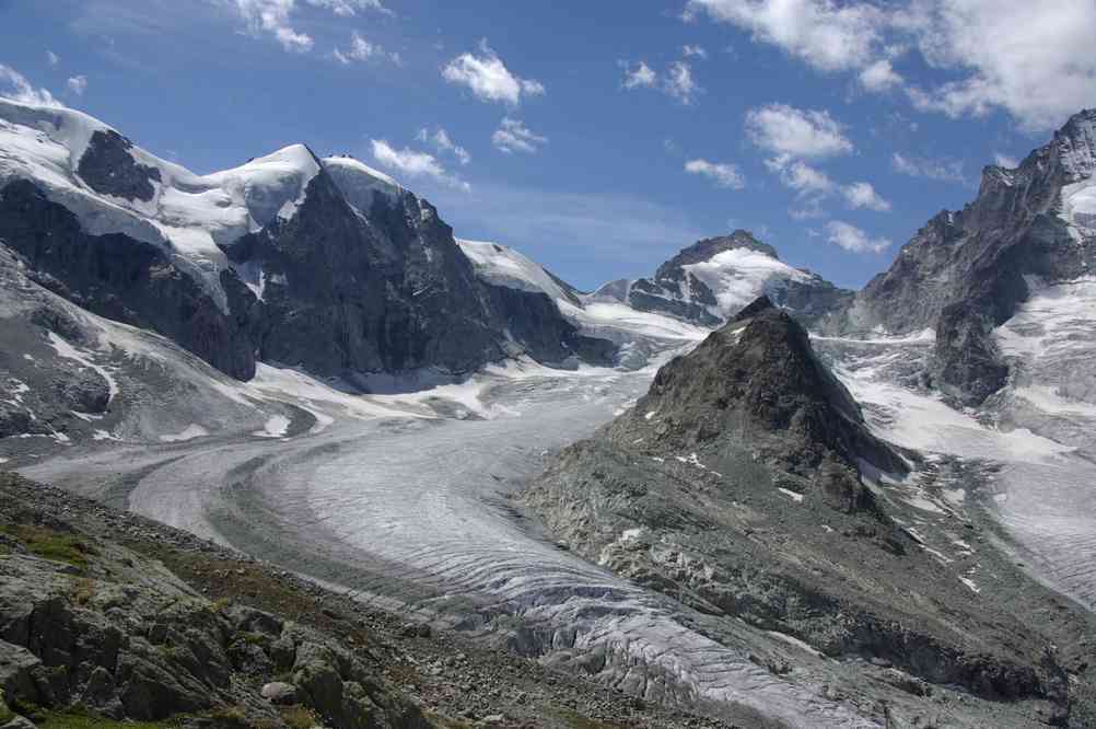 Avant la périlleuse descente sur le glacier de Zinal. Le mercredi 15 août 2012