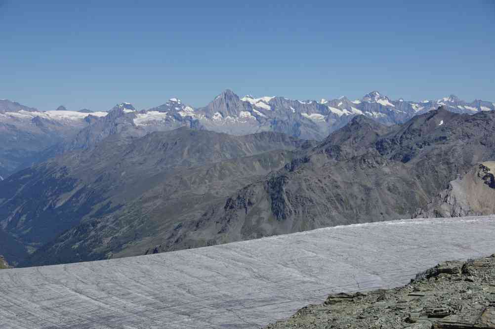 Le glacier de Turtmann, l’Oberland au fond. Le vendredi 17 août 2012