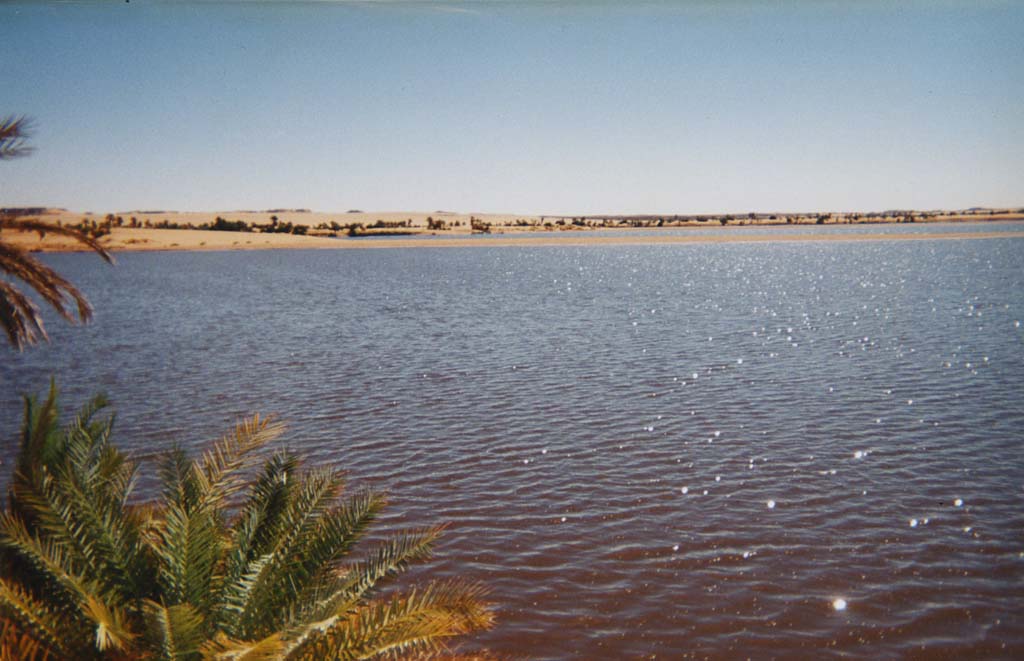 Le lac Katam (lac rouge) à Ounianga Kébir (25 février 1998)