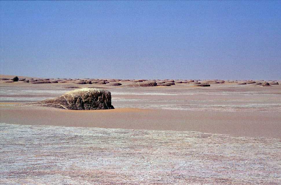 Paysage de désert blanc aux environ de Kouba Olanga (9 février 1998)