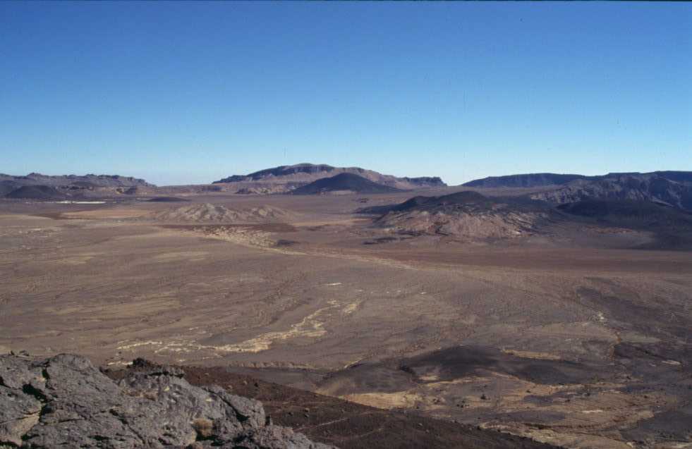 Vue générale du cratère de l’Émi Koussi (19 février 1998)