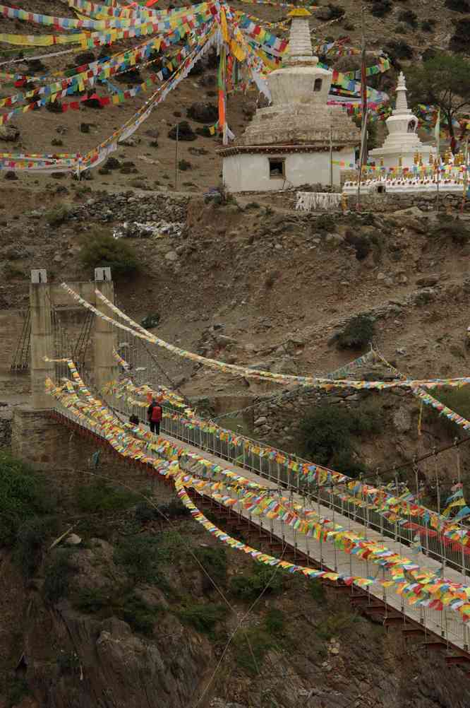 Stupa et pont sur le Mékong (澜沧江 瀾滄江) à Simang-t'ong (习芒捅 Ximangtong) : point de départ du pèlerinage du Khawa Karpo (卡瓦格博), le 22 octobre 2010