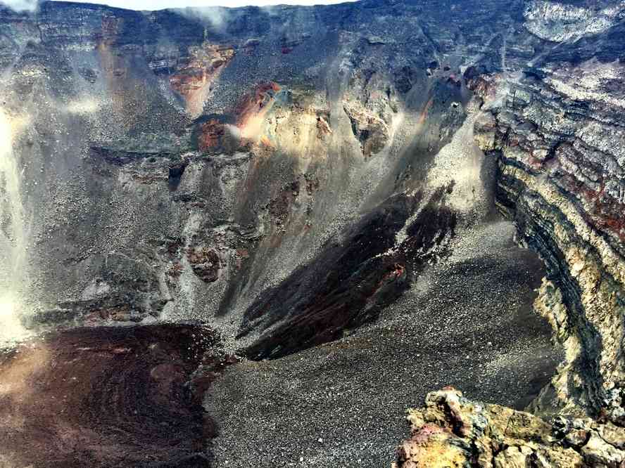 Le cratère Dolomieu effondré (photo : Cécile MOISSONNIER)