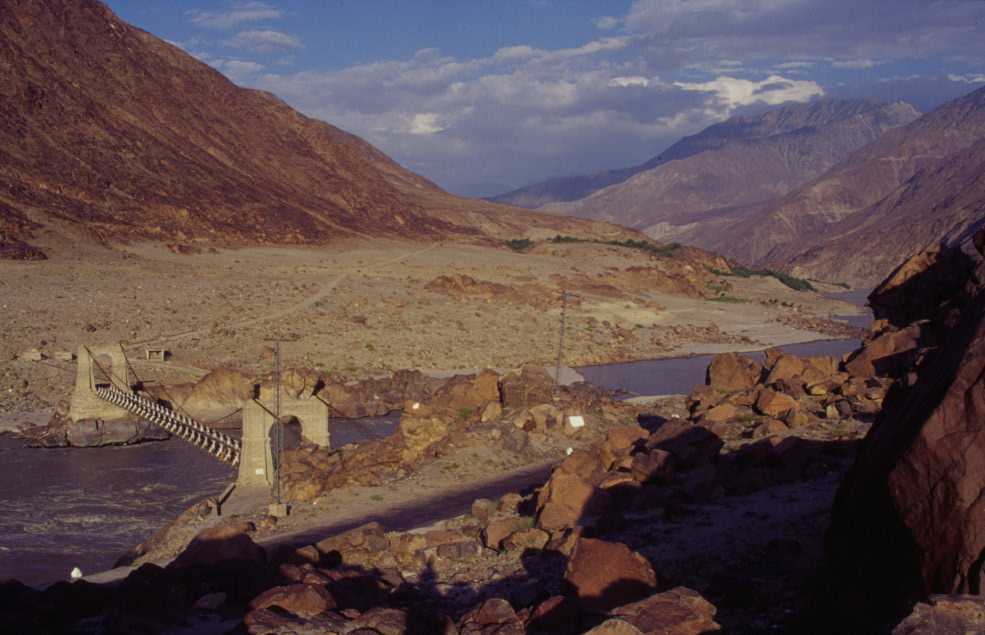 La vallée de l'Indus dans les environs de Chilas, le 23 août 1999