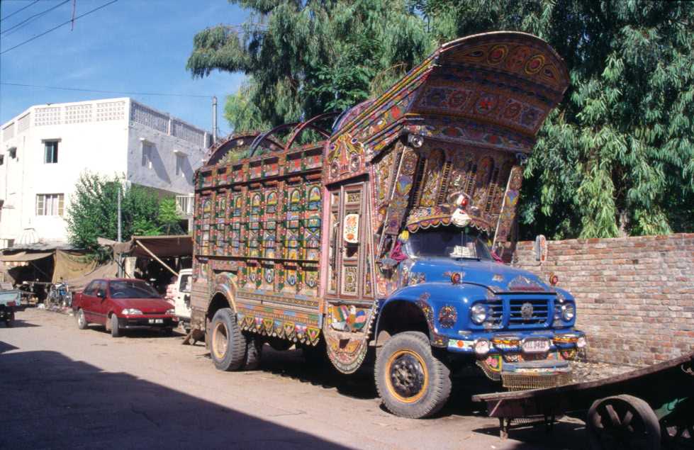 Camion décoré dans une rue de Rawalpindi, le 2 août 1999