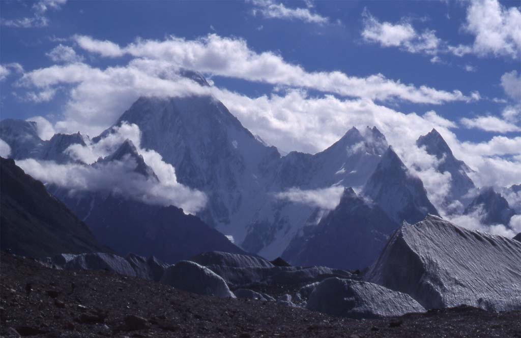 Vue sur le Gasherbrum IV (7925 m), le 12 août 1999