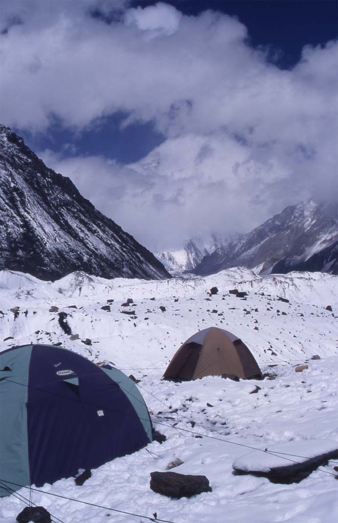 À Concordia après une chute de neige, en direction du K2 dont on devine la silhouette ; le 14 août 1999