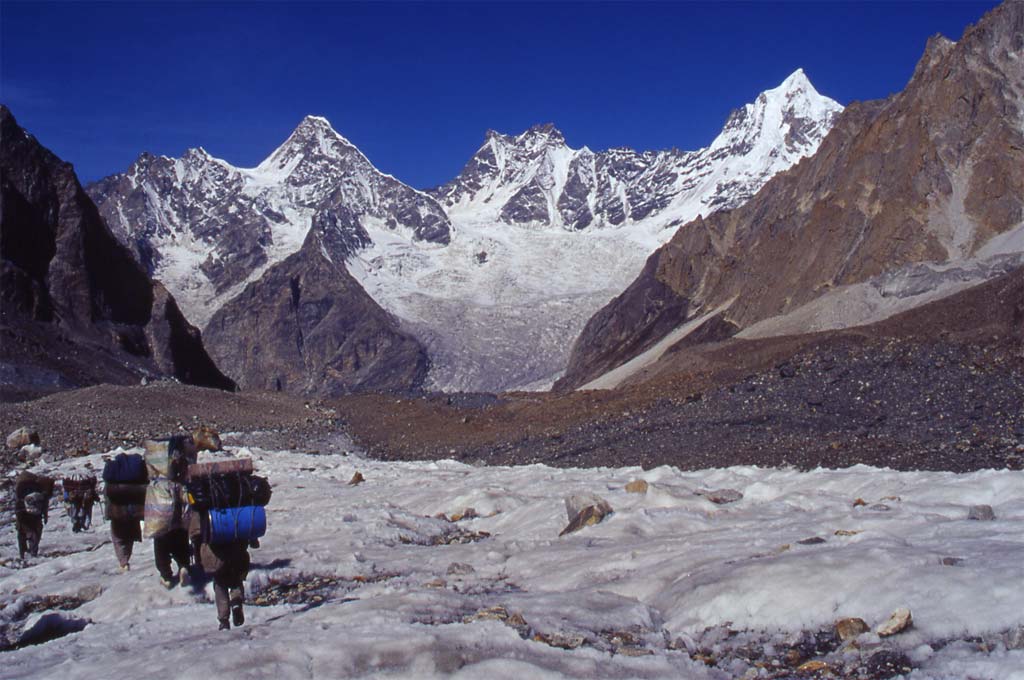 Descente en direction du massif du Masherbrum, le 18 août 1999