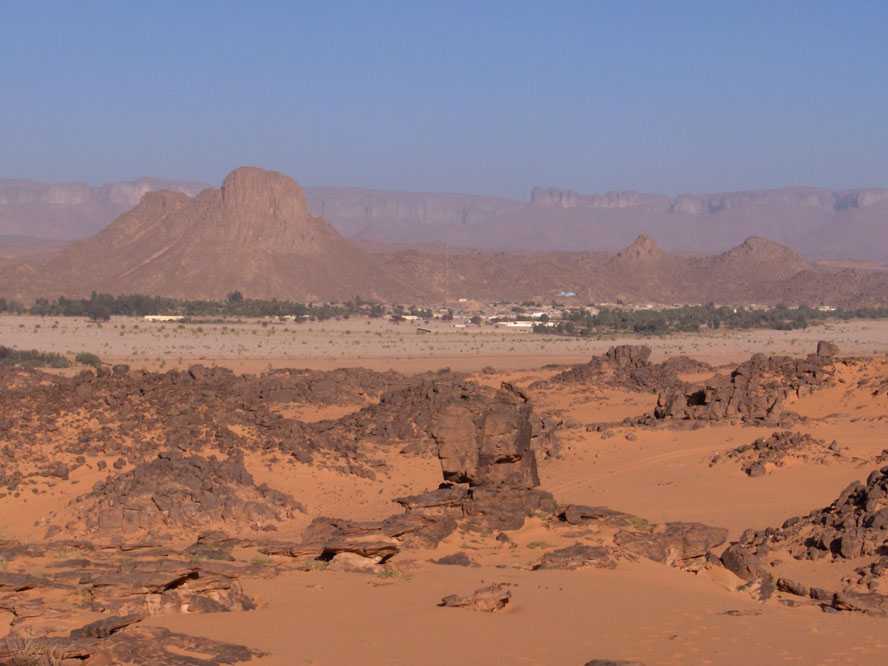 Djanet et le plateau des Ajjer vus des environs de Tisras, le 5 mars 2006