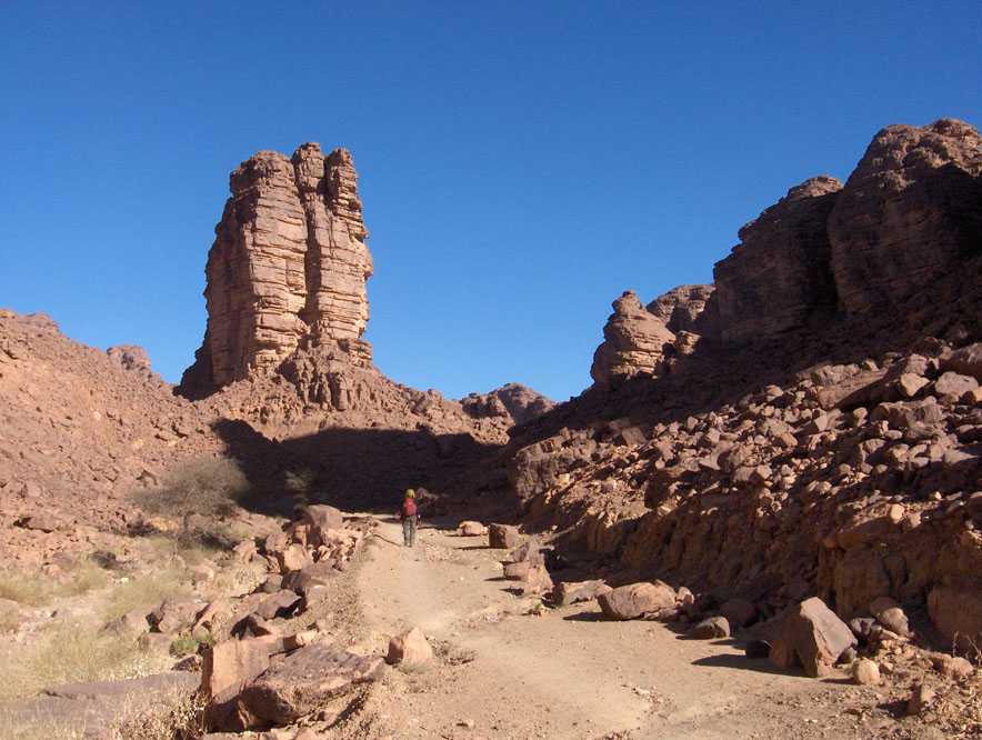 Montée en direction du plateau par une piste datant de la colonisation, le 10 mars 2006