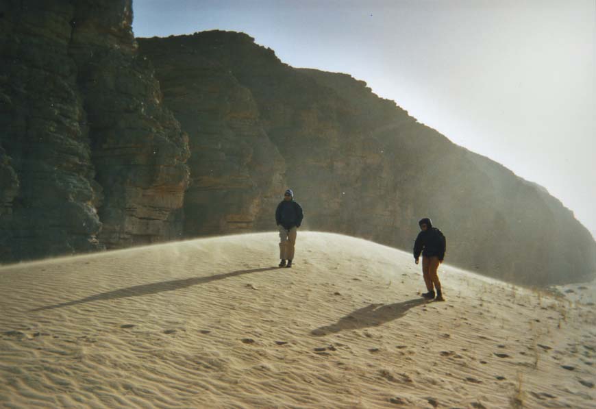 Franchissement d`une dune au sable soulevé par le vent, le 7 mars 2006