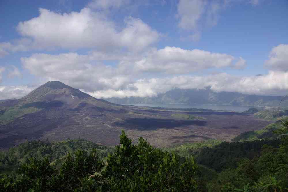 Vue générale de la caldeira du Batur et du volcan éponyme, le 7 juillet 2007
