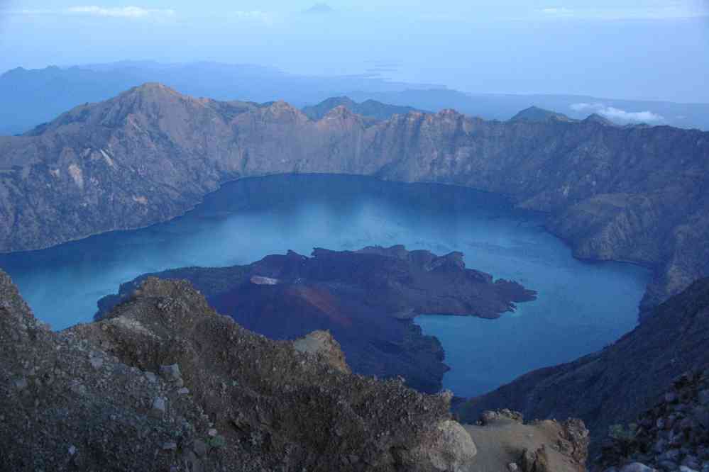 La caldeira et le lac Segara Anak vus depuis le sommet du Rinjani, le 12 juillet 2007