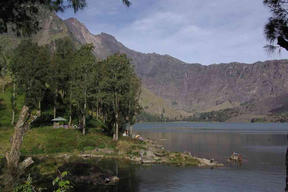 Sur les rives du lac Segara Anak, le 12 juillet 2007