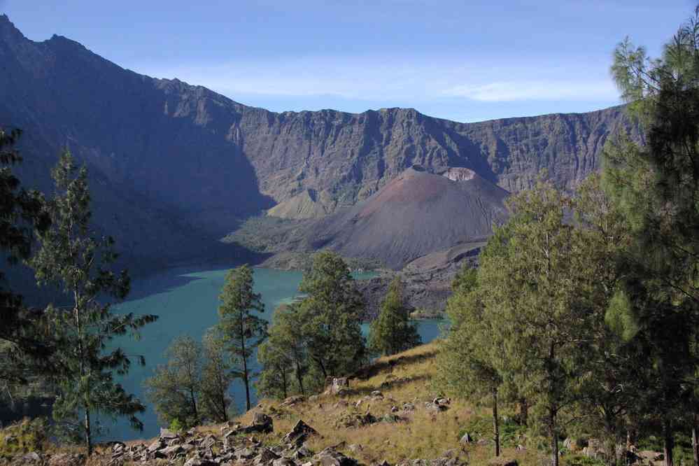 Le Rinjani, le lac Segara Anak et le cône du Barujari, pendant la remontée, le 13 juillet 2007