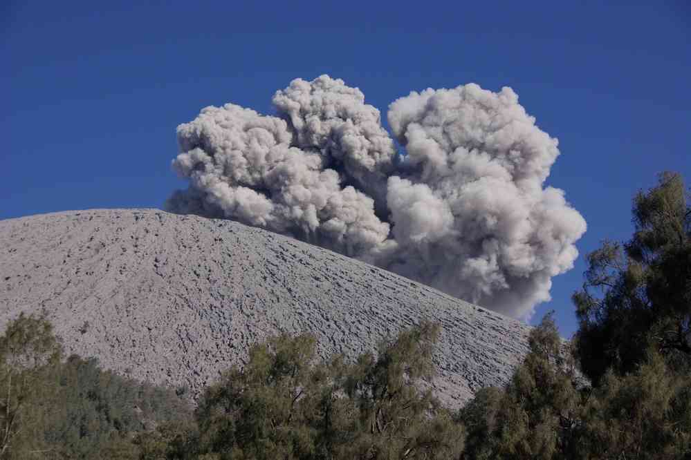 Explosion du volcan Semeru, depuis le camp de Kalimati le 19 juillet 2007
