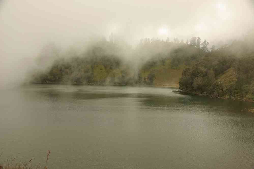 Le lac de Ranu Kumbolo à travers le brouillard, le 20 juillet 2007