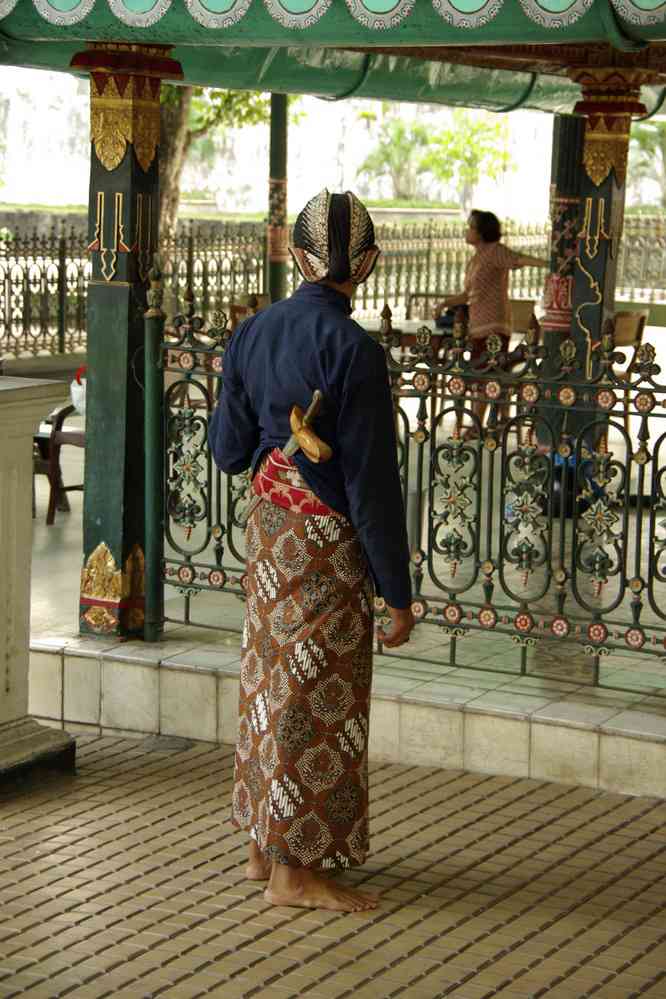 Un garde du kraton de Yogyakarta, en costume traditionnel et armé d'un kriss