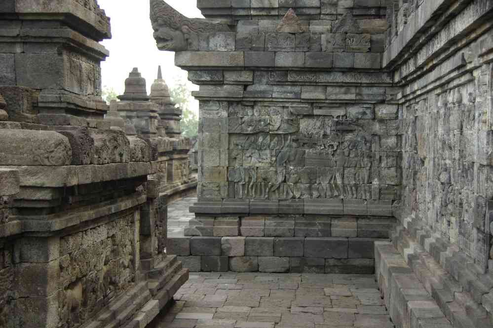 L’une des galeries intermédiaires du stûpa de Borobudur, le 23 juillet 2007