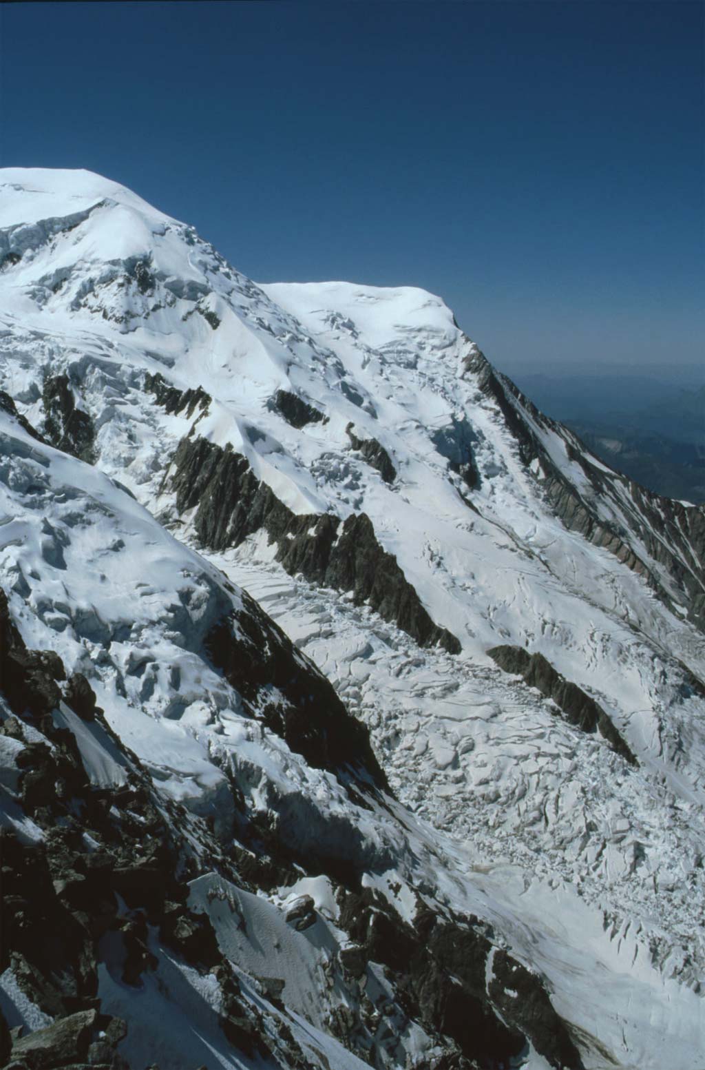 Le dôme et l’aiguille du Goûter (et le glacier des Bossons) vus du refuge des Cosmiques, le 29 juillet 1993