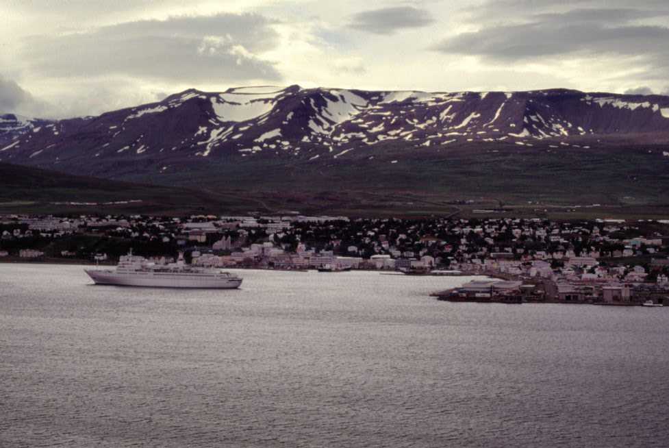 Le port d’Akureyri (vu de l’autre rive de l’Eyjafjörður), le 4 août 1995