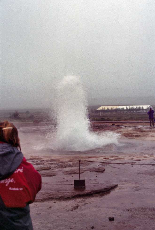 Le geyser de Strokkur à Geysir, le 3 août 1995