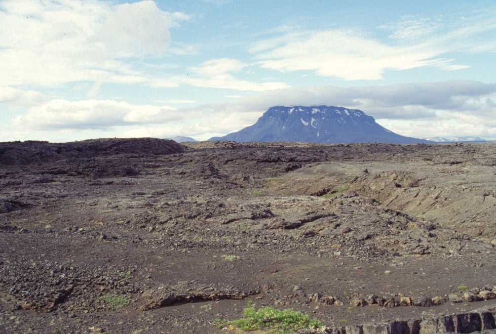 Une vue de l’Herðubreið (1682 m) en allant vers Askja le 5 août 1995