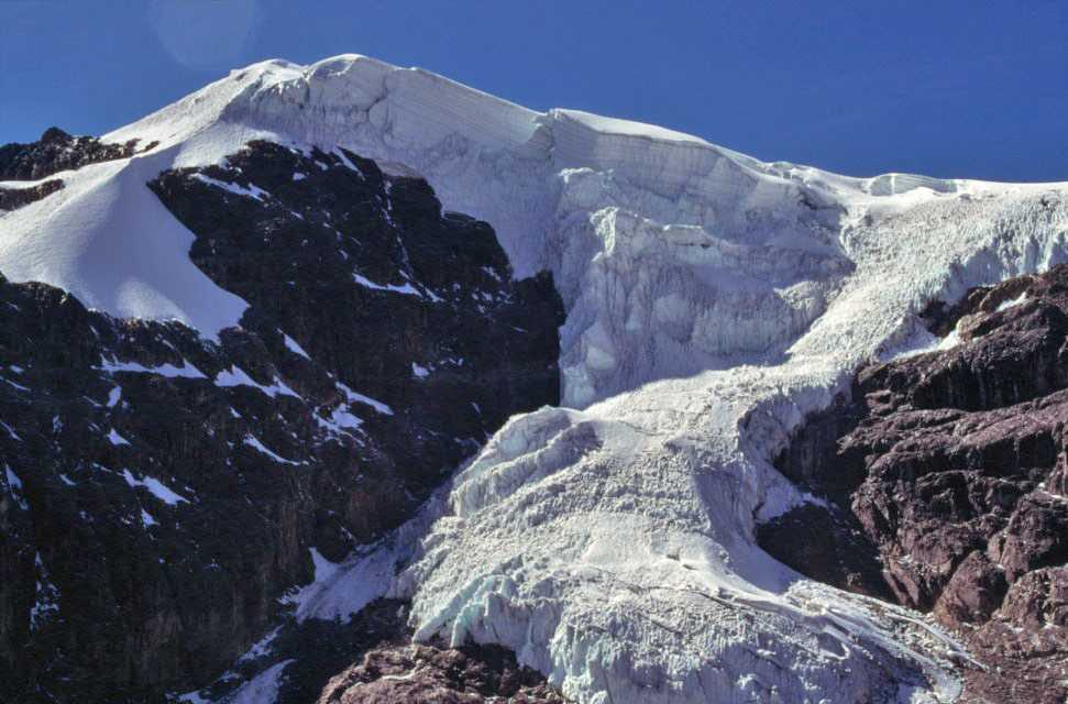 Glacier descendant d’un contrefort du Nevado Comercocha, pris du col de Jahuacocha, le 12 août 1996
