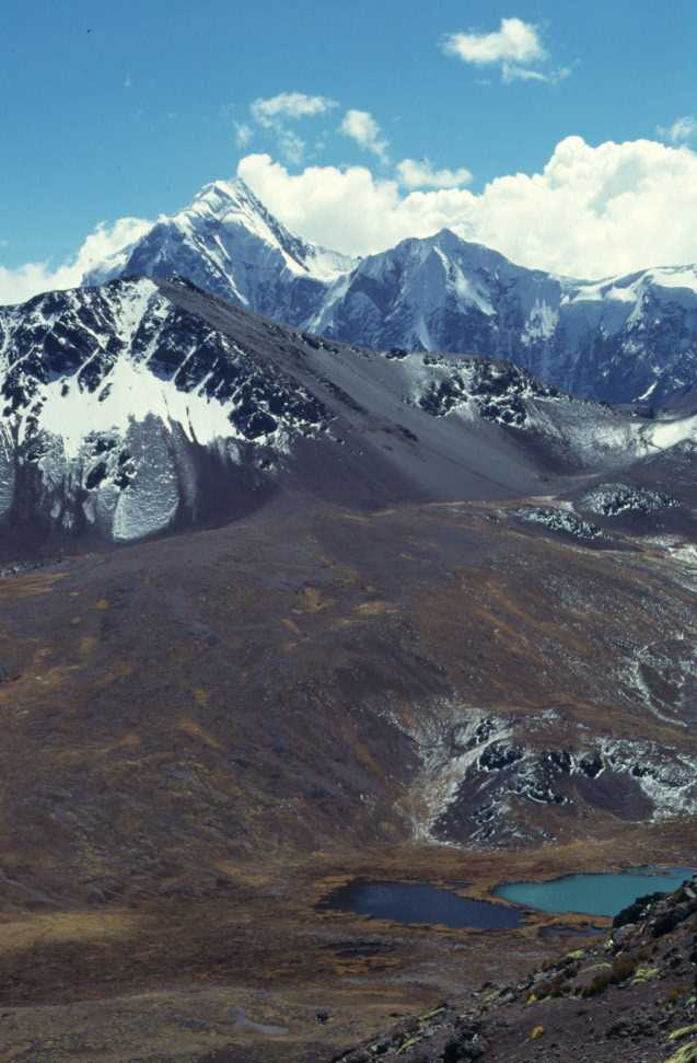 Les lagunes de Jañococha et le Nevado Pico Tres, vus du second col de la journée (12 août 1996)