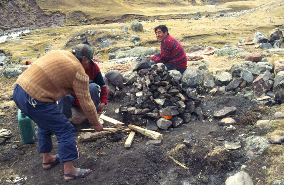 Préparation d’une « Pachamanca » à Chillca, le 17 août 1996