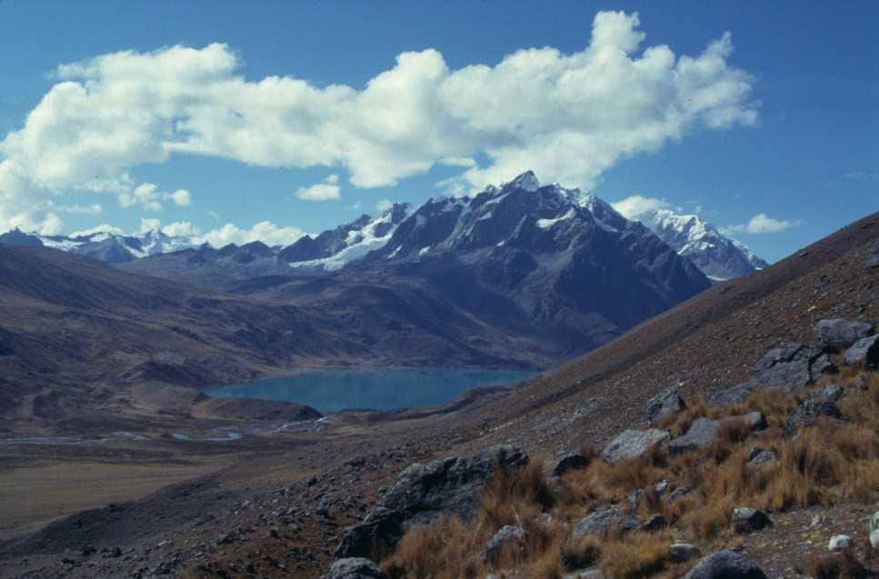La laguna Sigrenacocha vue depuis notre premier col à 4500 m d’altitude, le 9 août 1996