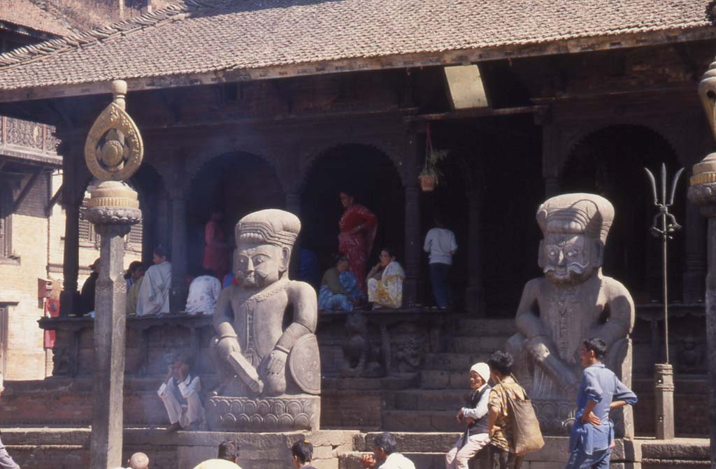 Un temple du quartier de Tacapal à Bakhtapur, le 29 octobre 1998