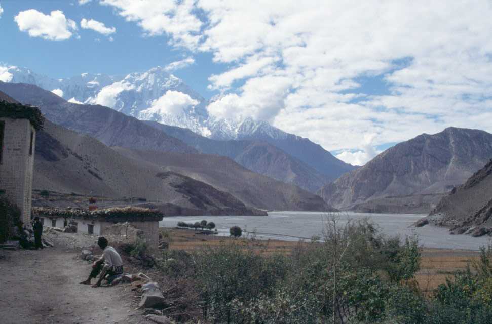 Le lit de la Kali Gandaki et la chaîne des Nilgiris, le 22 octobre 1998