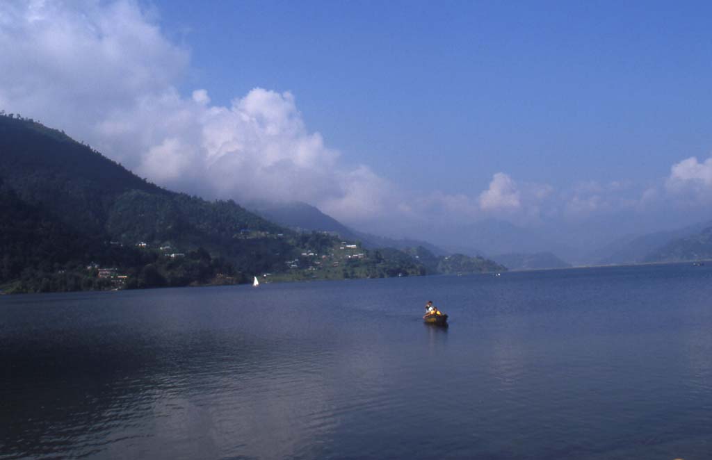 Le lac Phewa à Pokhara, le 28 octobre 1998