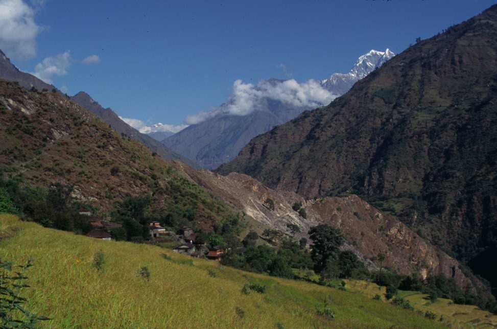Le village de Thulakhet pendant la montée vers Chitre (25 octobre 1998)