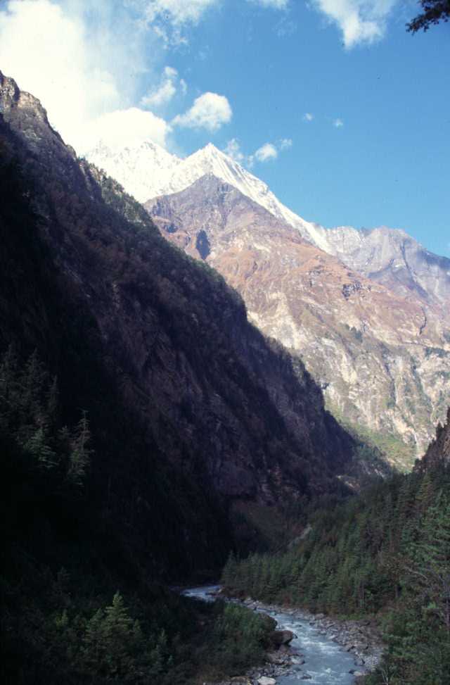 Vue sur les contreforts de l’Annapurna II, dans les environs de Chame (16 octobre 1998)