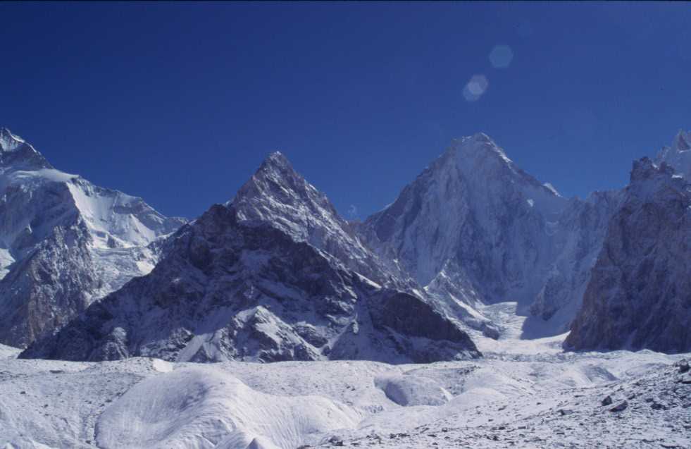 Le Gasherbrum IV (7925 m) dégagé, le 15 août 1999