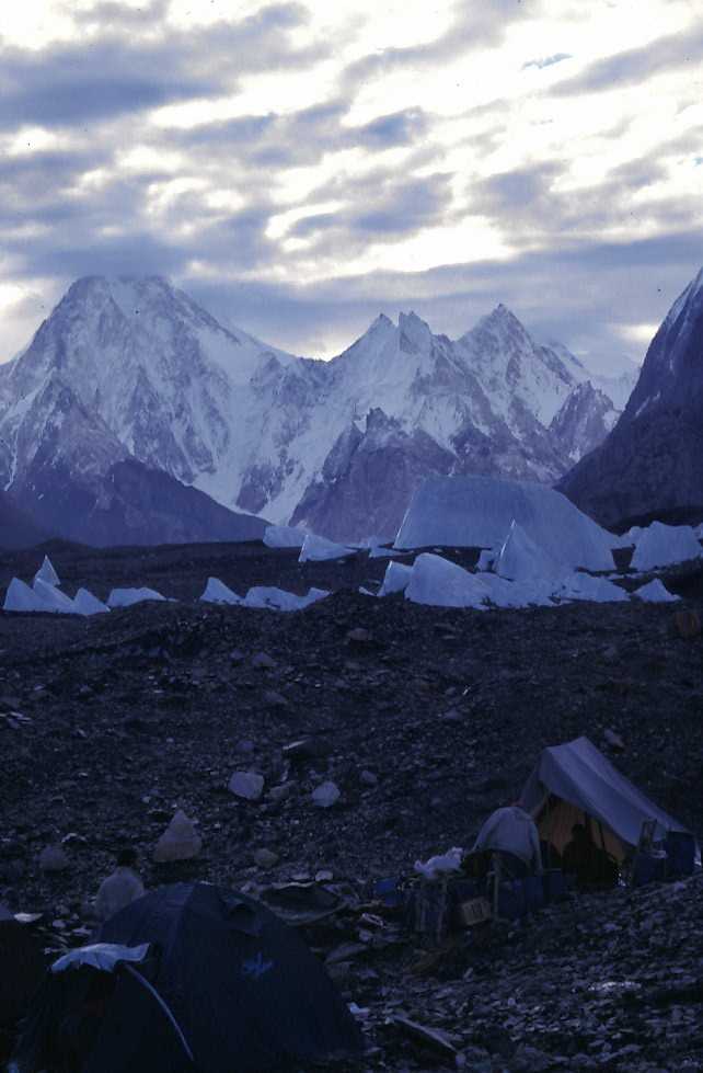 Pénitents à proximité de Goro I (au fond, le Gasherbrum IV, 7925 m), le 12 août 1999