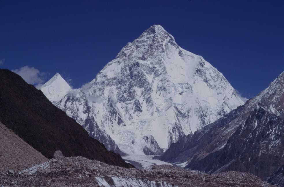Le K2 (8611 m) au téléobjectif, le 15 août 1999